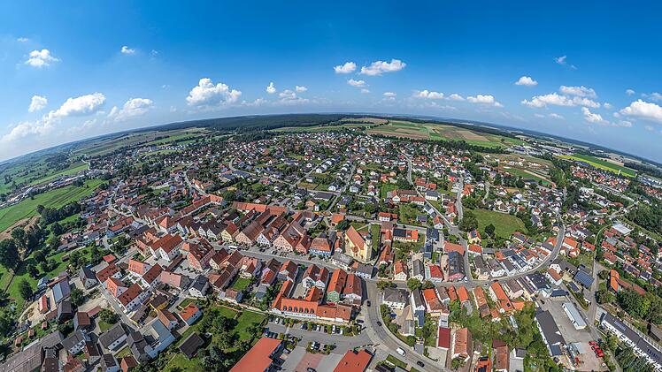 Deutschlands beliebteste Reiseziele: Die Gewinner und Verlierer der Touristendichte - Langquaid in Niederbayern von oben