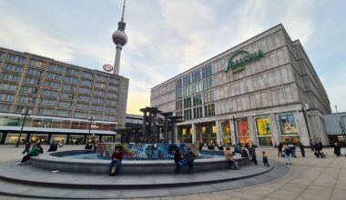 Mitten auf dem Alex in Berlin: Betrunkener Polizeischüler soll Nigerianer verprügelt haben