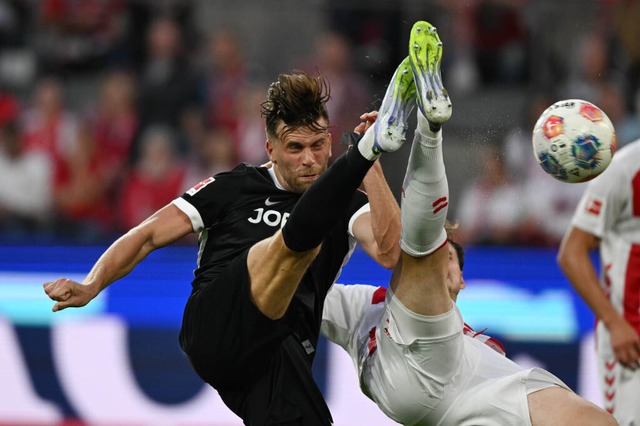 SC Freiburgs Lucas Höler (links) und Rav van den Berg vom 1. FC Köln  | Foto: IMAGO/Jan Huebner