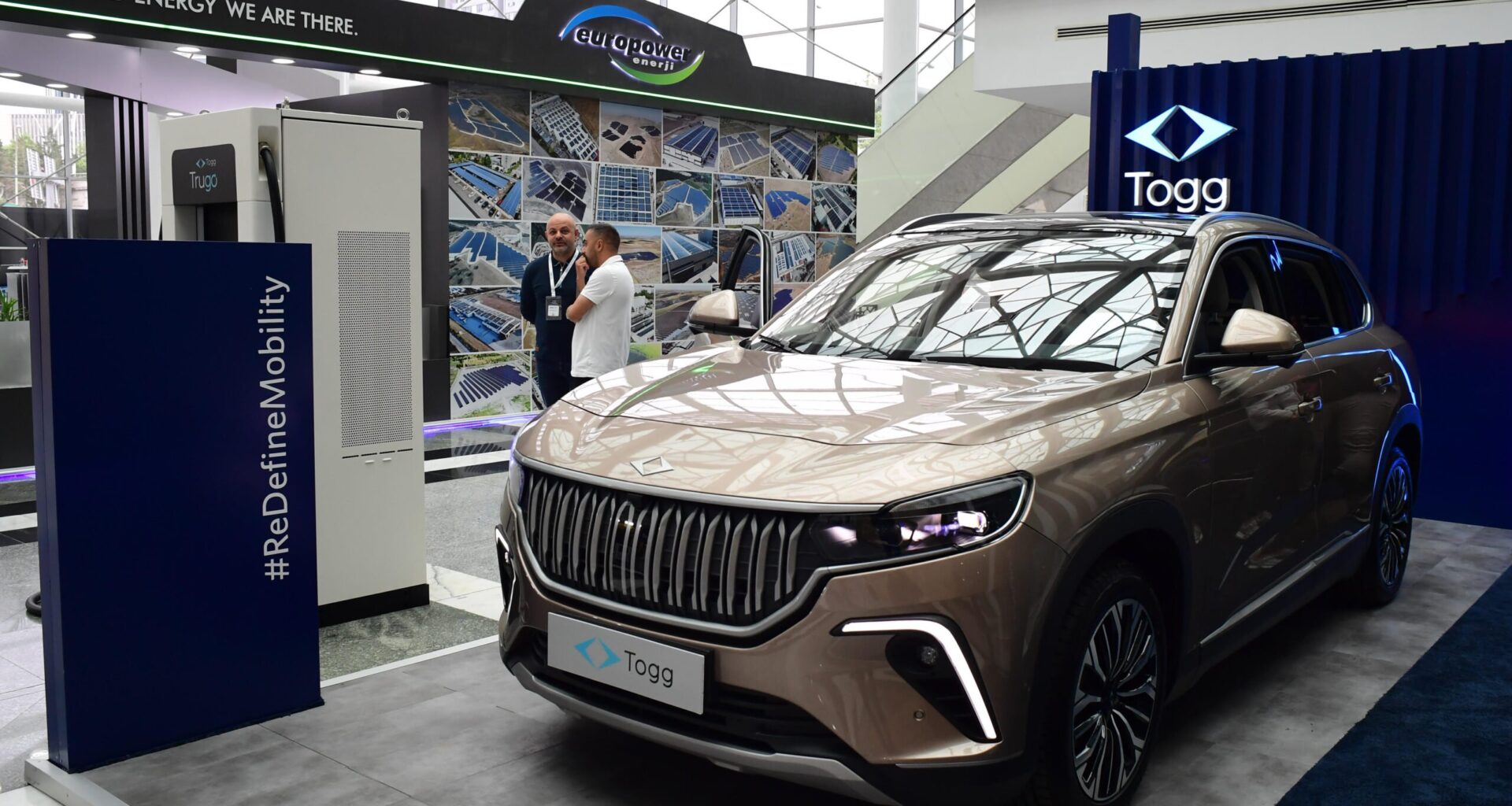 Aufnahme eines TOGG T10X V2 Modells bei einer Messe im Jahr 2024.