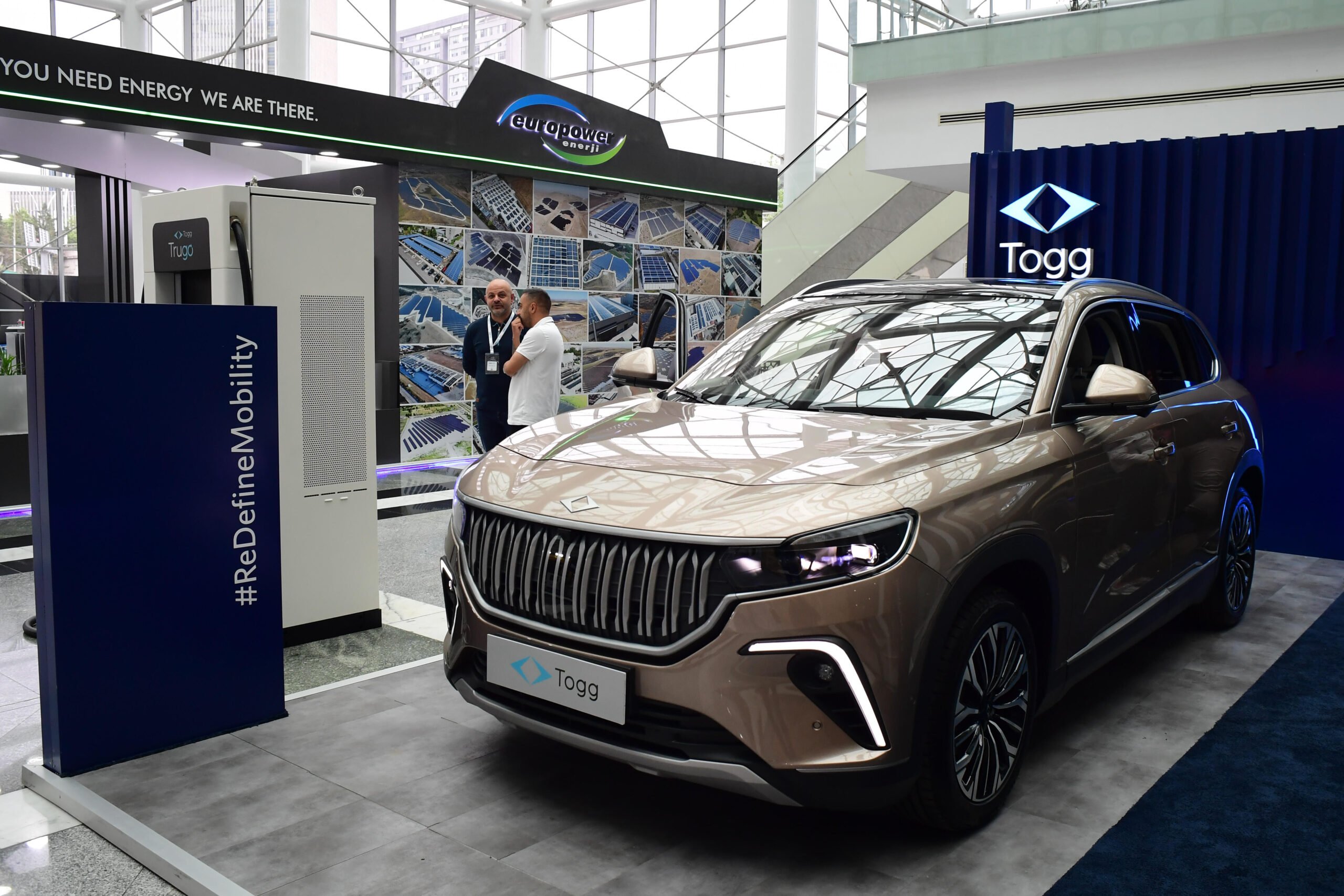 Aufnahme eines TOGG T10X V2 Modells bei einer Messe im Jahr 2024.