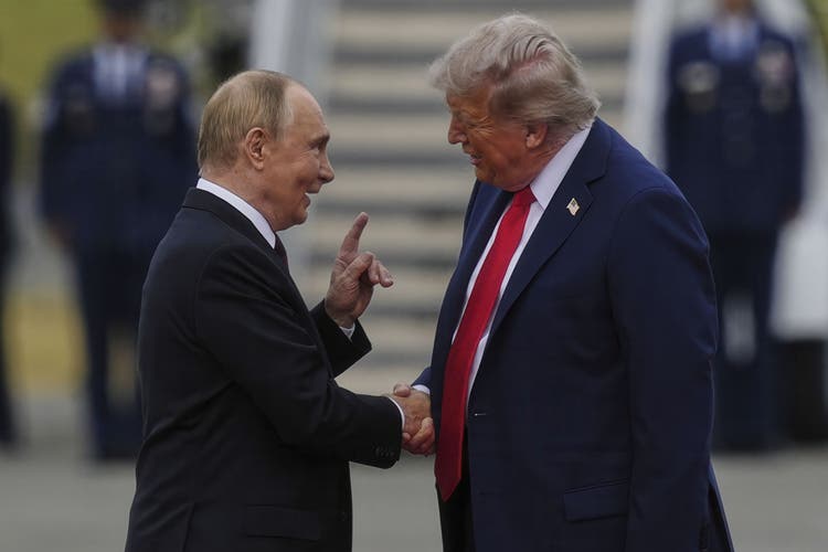 Jahrelang im Westen geschmäht, in den USA wieder salonfähig: Wladimir Putin gelingt mit seinem Besuch bei Donald Trump ein politischer Coup.