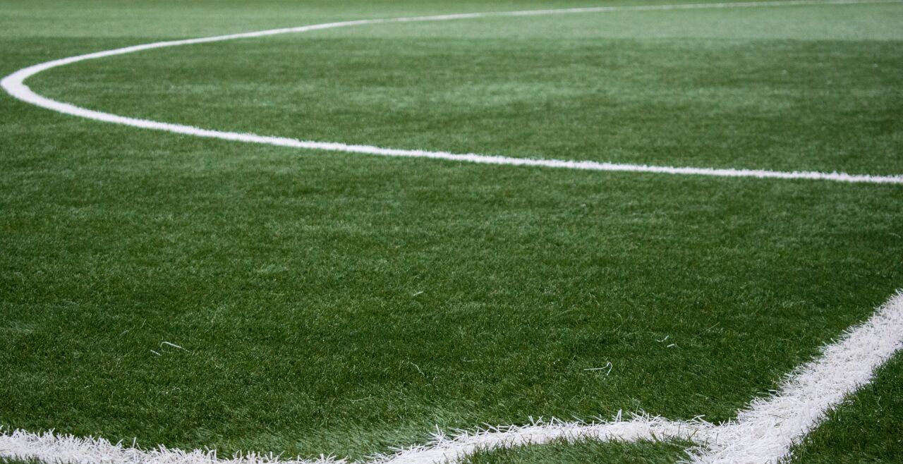 Fußball - Ecke eines Fußballfelds mit weißer Linienmarkierung auf grünem Rasen - © Foto: Pixabay