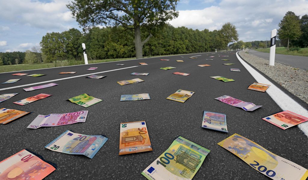 Euroscheine flattern auf A1 im Norden – Polizei rückt an
