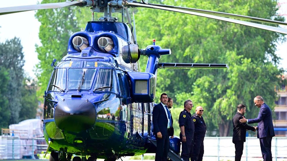Bundeskanzler Friedrich Merz (CDU, r) begrüßt Wolodymyr Selenskyj (2.v.r), Präsident der Ukraine, bei dessen Ankunft im Garten des Bundeskanzleramtes. Foto: John Macdougall/AFP Pool/dpa