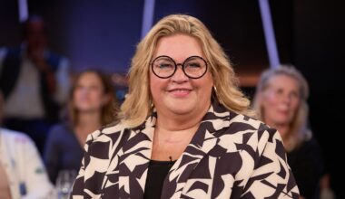 Zeichen für Selbstliebe: Ilka Bessin planscht nackt im Pool