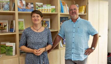 Matthias Jarzowski  (r.) und Larissa Morgenstern gehören zum Beratungsteam in Dessau.