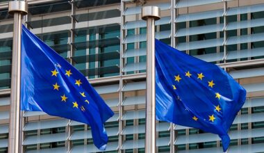 Zwei EU-Flaggen wehen vor dem Gebäude der Europäischen Kommission in Brüssel.
