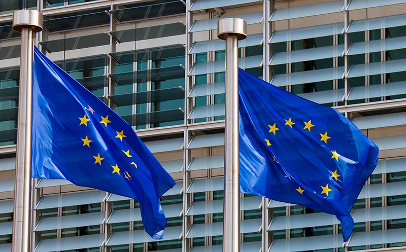 Zwei EU-Flaggen wehen vor dem Gebäude der Europäischen Kommission in Brüssel.