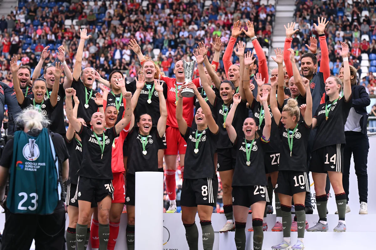 Klassiker in Karlsruhe - Viel Liebe für Lena Oberdorf bei Bayerns Supercup-Sieg - Sport