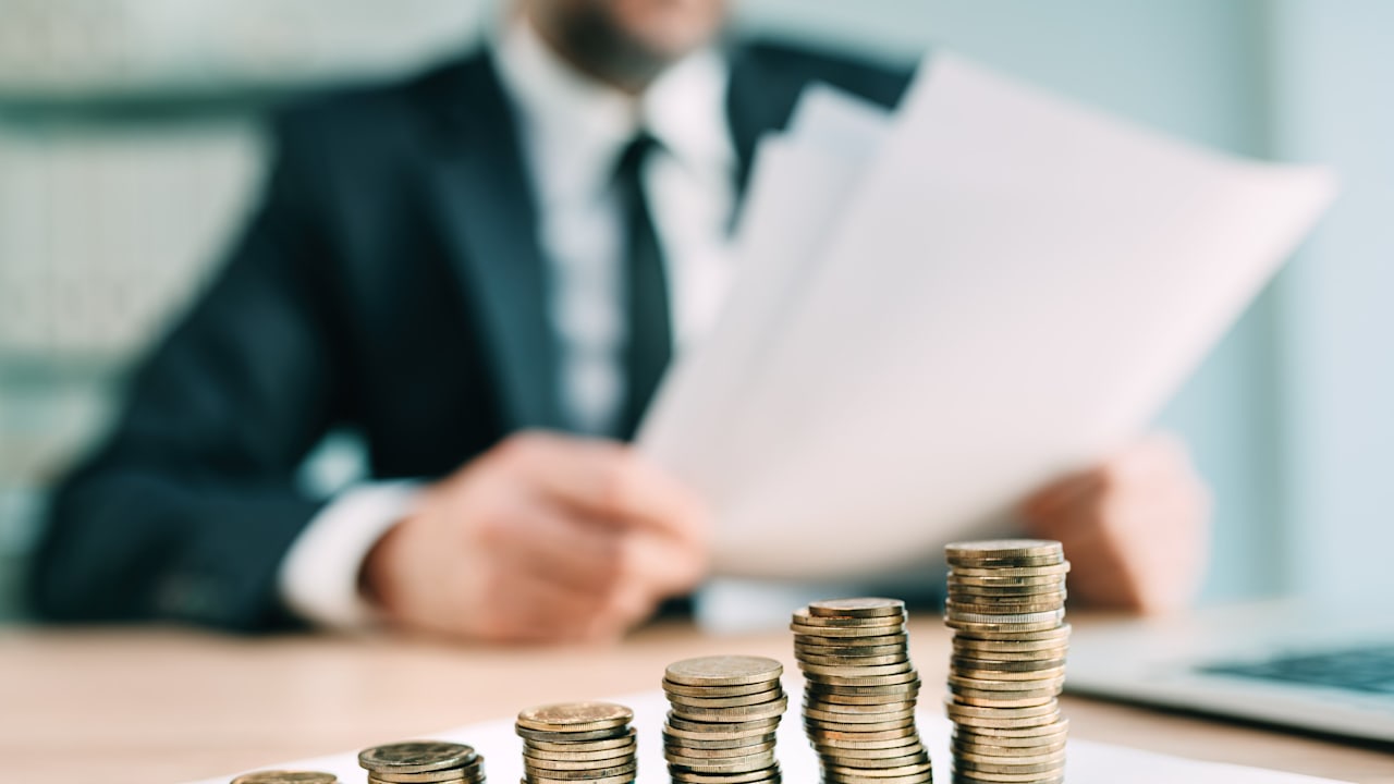 Neue Gehaltsstudie: Krass, was Sparkassen-Bosse verdienen | Politik