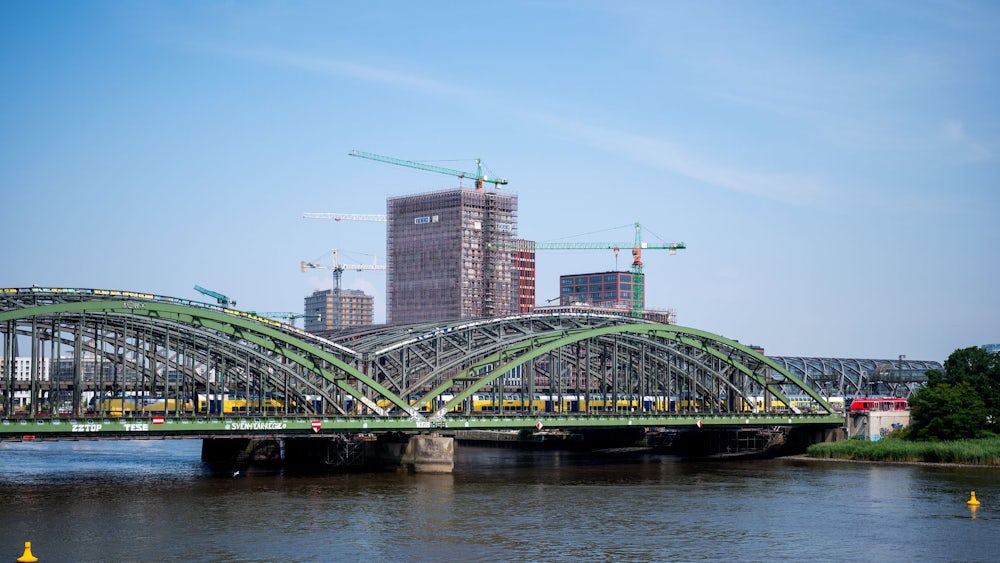 Die Hamburger Norderelbbrücken sind nach Angaben der Deutschen Bahn für den zusätzlichen Verkehr nach Berlin gerüstet.
