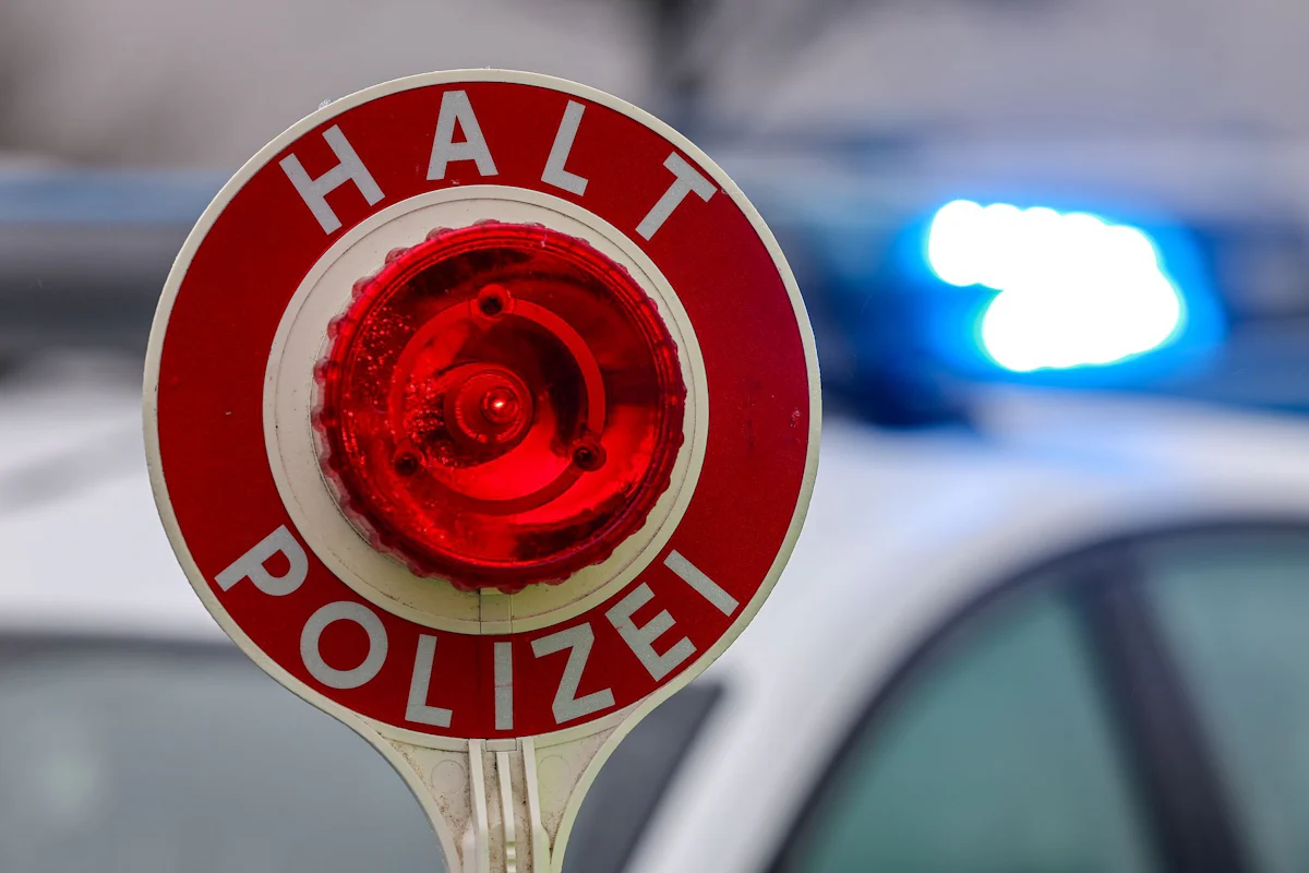 Verkehr - Frau tanzt auf Autobahn - Nicht im Heimatland aufgefallen - Wirtschaft