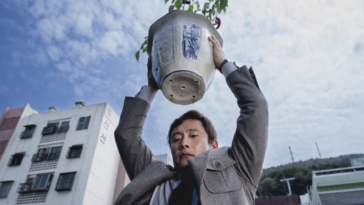 Beim ersten Versuch, einen seiner Kontrahenten mit einem besonders schweren Blumentopf zu erschlagen, macht Man-soo (Lee Byung-hun) im letzten Moment noch einen Rückzieher.