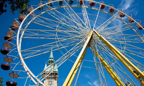 Mit dem Riesenrad hoch hinaus, leckere Strietzel essen oder mit dem Twister-Karussell fahren: Das stadtsommervergnügen bringt vom 5. bis zum 13. September Jahrmarktattraktionen mitten in die Innenstadt. 