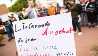 Lieferdienst in der Kritik: Lieferando-Fahrer protestieren gegen Jobabbau