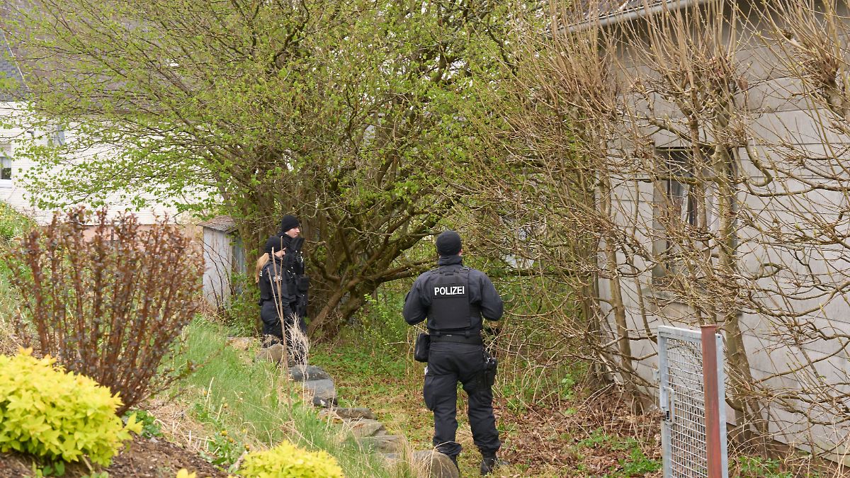 Täter seit April flüchtig: Dreifachmord im Westerwald: Polizei findet weitere Leiche