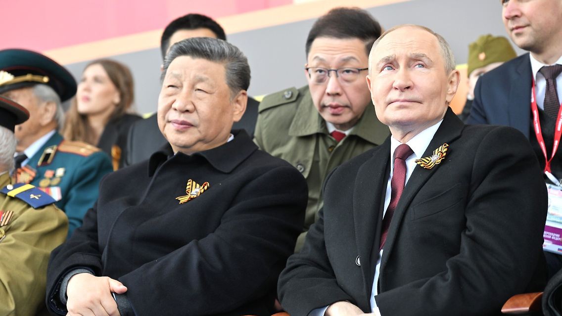 Im Mai besuchte Xi Jinping Wladimir Putin anlässlich der Militärparade der Russischen Armee auf dem Roten Platz in Moskau.