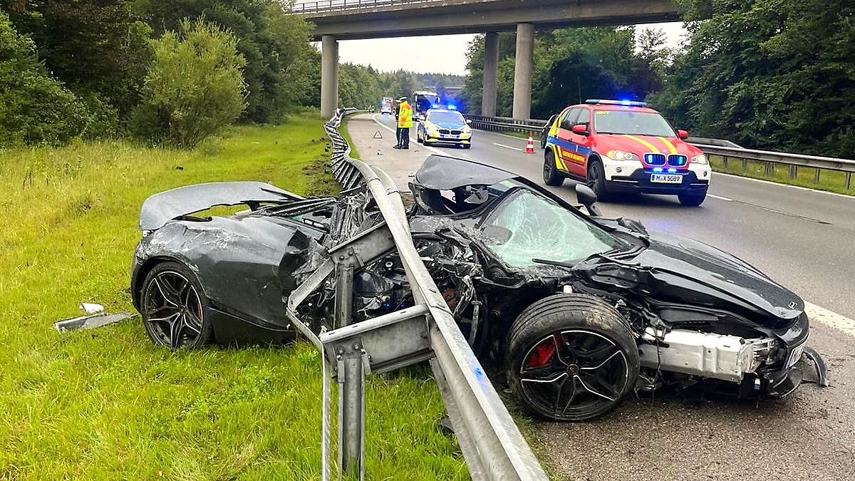 Unfall auf Autobahnkreuz: McLaren-Fahrer "wie durch ein Wunder" nur leicht verletzt
