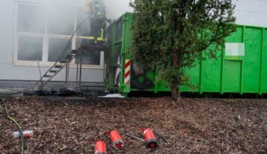 Feuer in Container auf Firmengelände in Jüchen