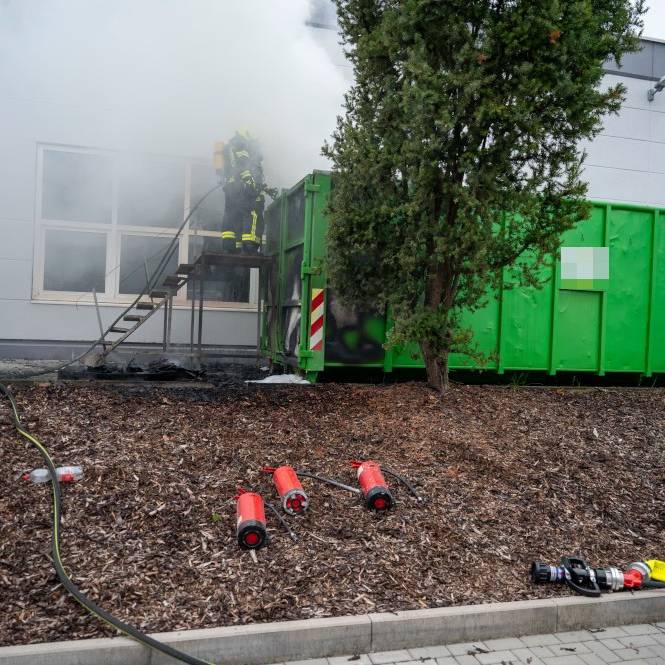 Feuer in Container auf Firmengelände in Jüchen