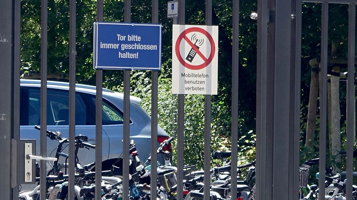 "Mobiltelefon benutzen verboten". Das soll in Bremen an Schulen nun einheitlich gelten.