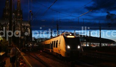 Oberleitungsschaden: ICE bleibt in Köln liegen - Hunderte Fahrgäste evakuiert