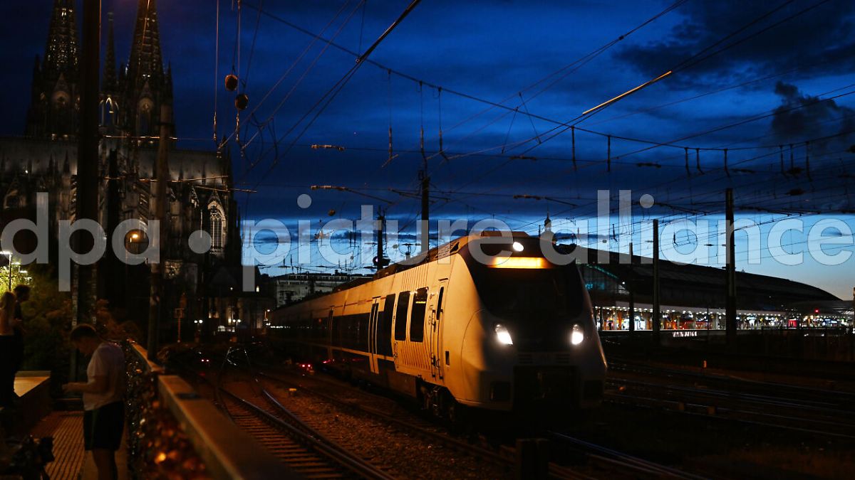 Oberleitungsschaden: ICE bleibt in Köln liegen - Hunderte Fahrgäste evakuiert