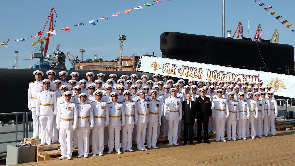 Putin inmitten der Besatzung des atomgetriebenen U-Boots Knyaz Pozharsky.