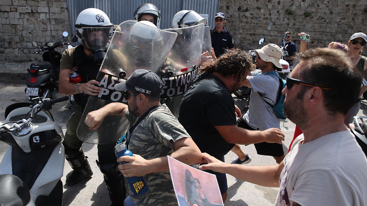 Polizeieinsätze in Griechenland: Hunderte protestieren gegen israelisches Kreuzfahrtschiff