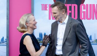 Nackt unter dem Trenchcoat?: Pamela Anderson heizt Diskussion um Beziehung mit Liam Neeson an