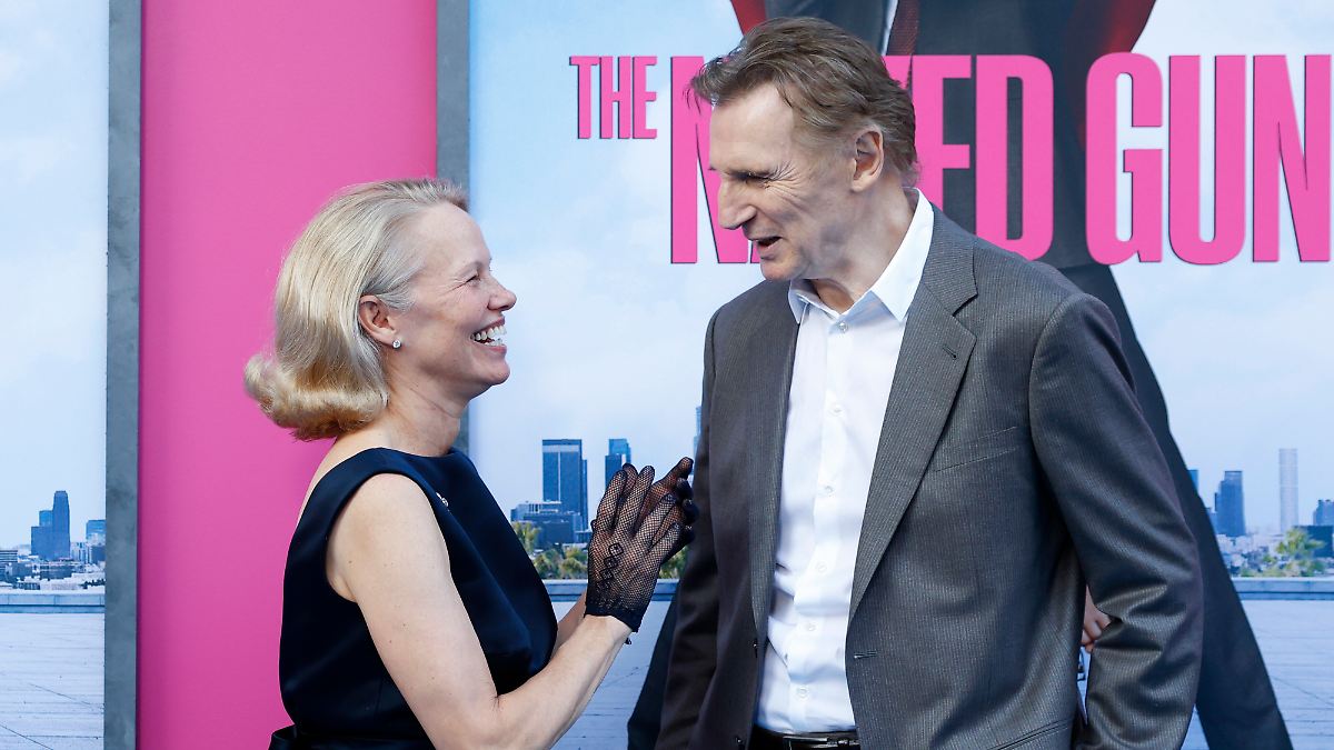 Nackt unter dem Trenchcoat?: Pamela Anderson heizt Diskussion um Beziehung mit Liam Neeson an