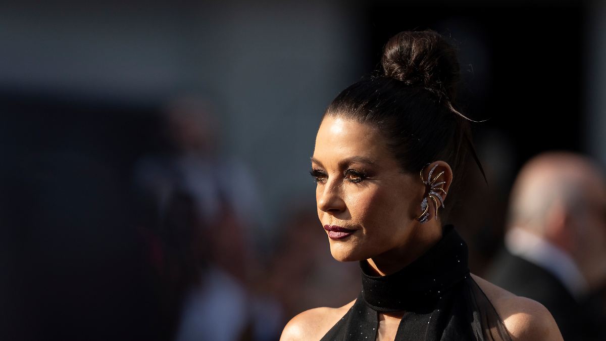 06:59 Catherina Zeta-Jones: Vier Häuser besitzen ist "nicht übertrieben" - Ntv