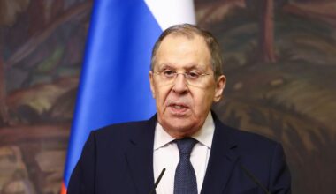 Provokation vor Ukraine-Gipfel?: Lawrow kommt mit "klarer Position" - und Sowjet-Shirt nach Alaska