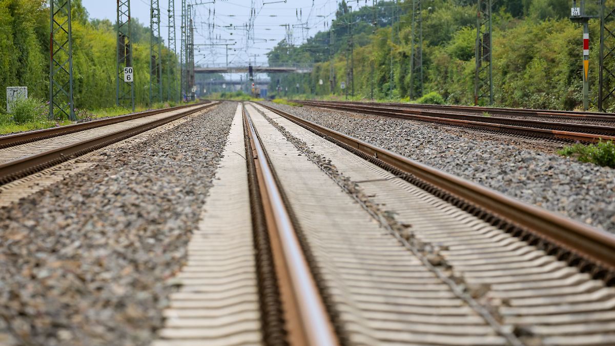 Nach Brandanschlag: Bahnstrecke Düsseldorf-Duisburg wieder frei