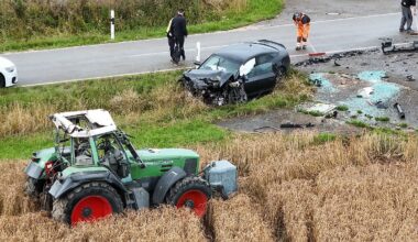 Kind fällt aus Fahrzeug: Vierjährige Kinder bei Traktorüberschlag schwer verletzt