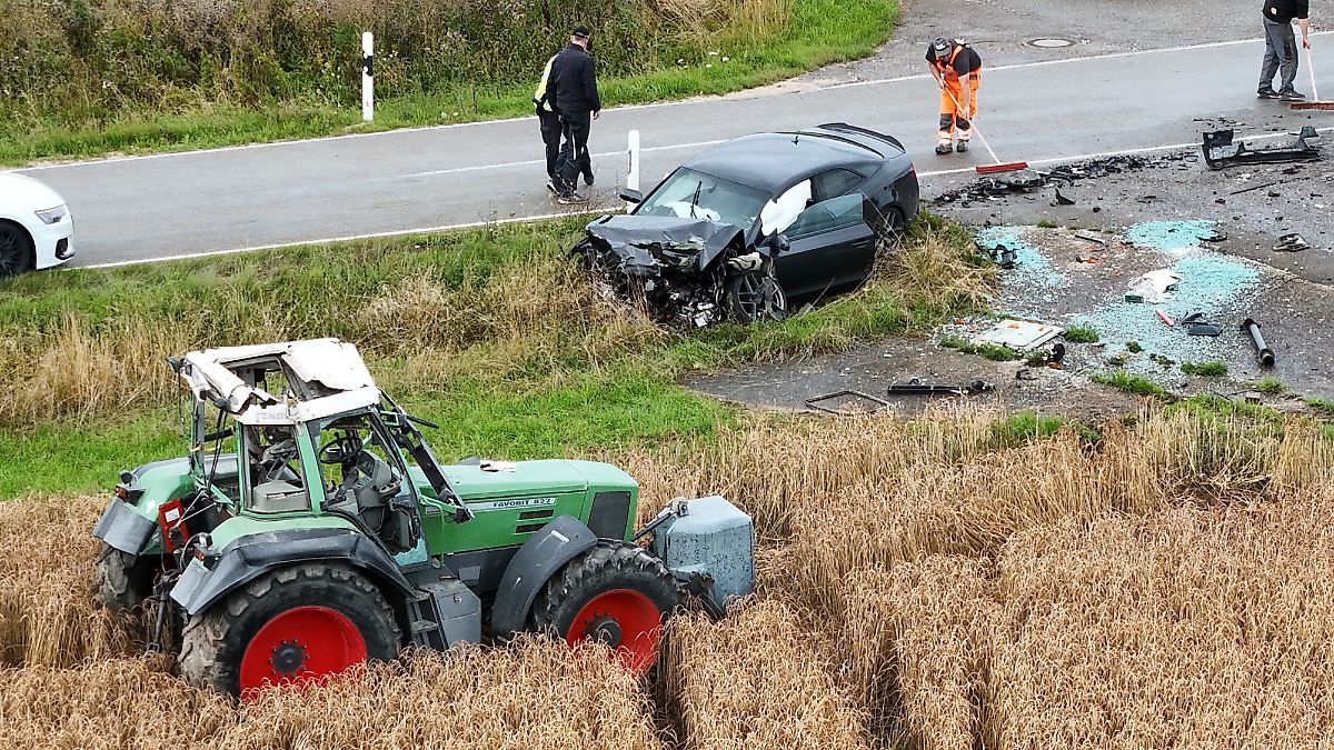 Kind fällt aus Fahrzeug: Vierjährige Kinder bei Traktorüberschlag schwer verletzt