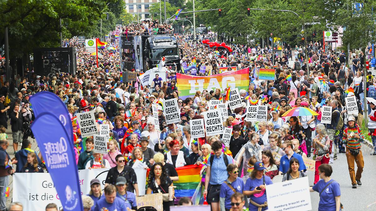 Teilnehmerrekord an der Elbe: Viertelmillion Menschen nehmen an CSD in Hamburg teil