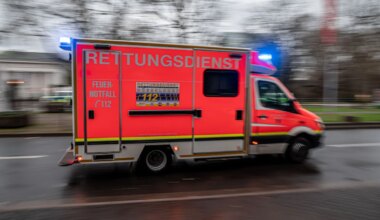 Düsseldorf - Krankenwagen kollidiert mit Auto - vier Verletzte - Panorama