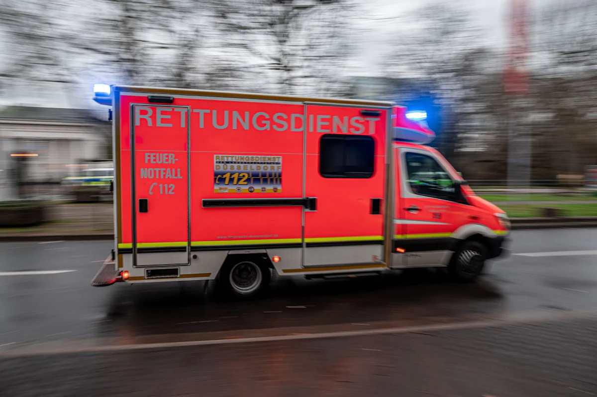Düsseldorf - Krankenwagen kollidiert mit Auto - vier Verletzte - Panorama
