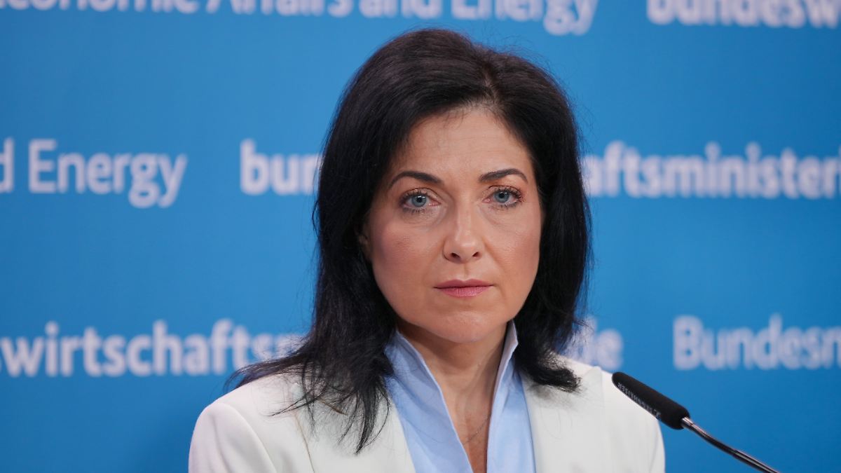 Einspeisevergütung adé?: Grüne laufen Sturm gegen Solarpläne von Katherina Reiche