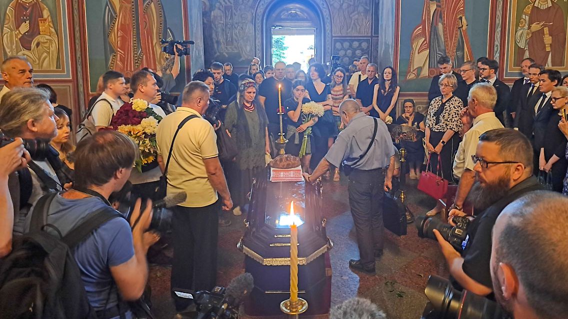 Der Sarg war unüblich für die orthodoxen Traditionen geschlossen.