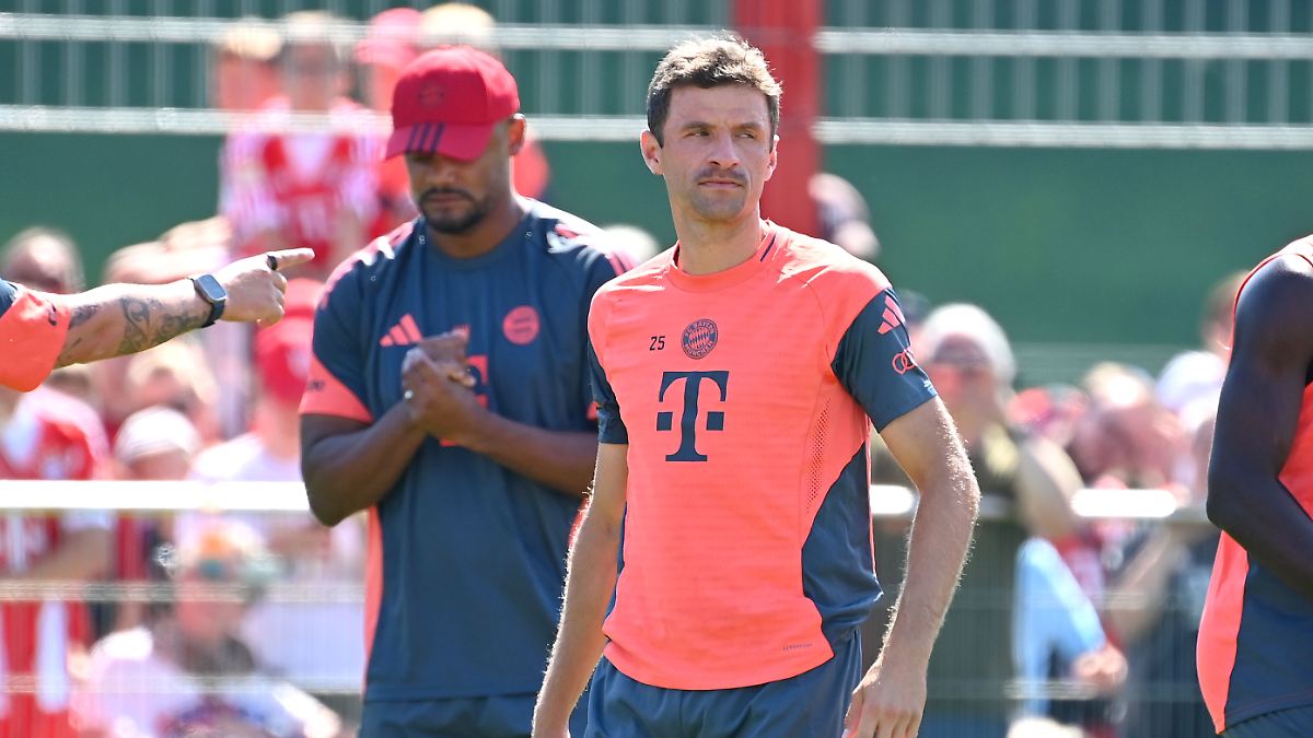 Mit Schnurrbart nach Vancouver?: Thomas Müller taucht mit "Trennungshaarschnitt" beim FC Bayern auf
