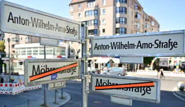 Erste Schilder in Berlin hängen: Eilantrag soll Mohrenstraße-Umbenennung noch stoppen