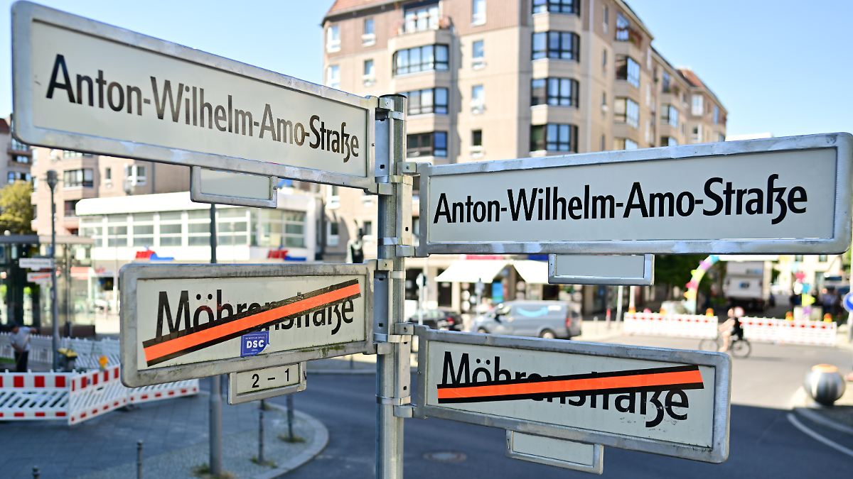 Erste Schilder in Berlin hängen: Eilantrag soll Mohrenstraße-Umbenennung noch stoppen