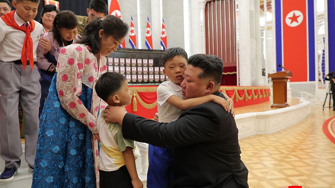 Kim Jong Un tröstet die Frau und Kinder eines gefallenen Soldaten.