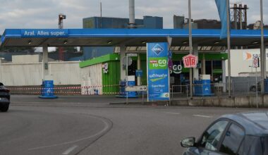 Sechs Treffer in Kopf und Rumpf: Tankstellenräuber schoss, als Polizist bereits am Boden lag