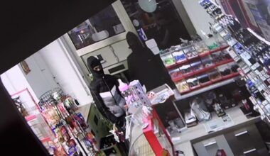 Überfall in Wuppertal: Kioskbesitzer schließt sich mit bewaffneten Räubern ein