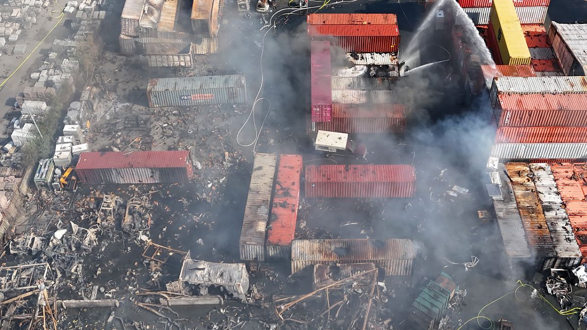Feuer loderte mehrere Tage: Großbrand in Hamburg gelöscht - mehrere Feuerwehrleute verletzt