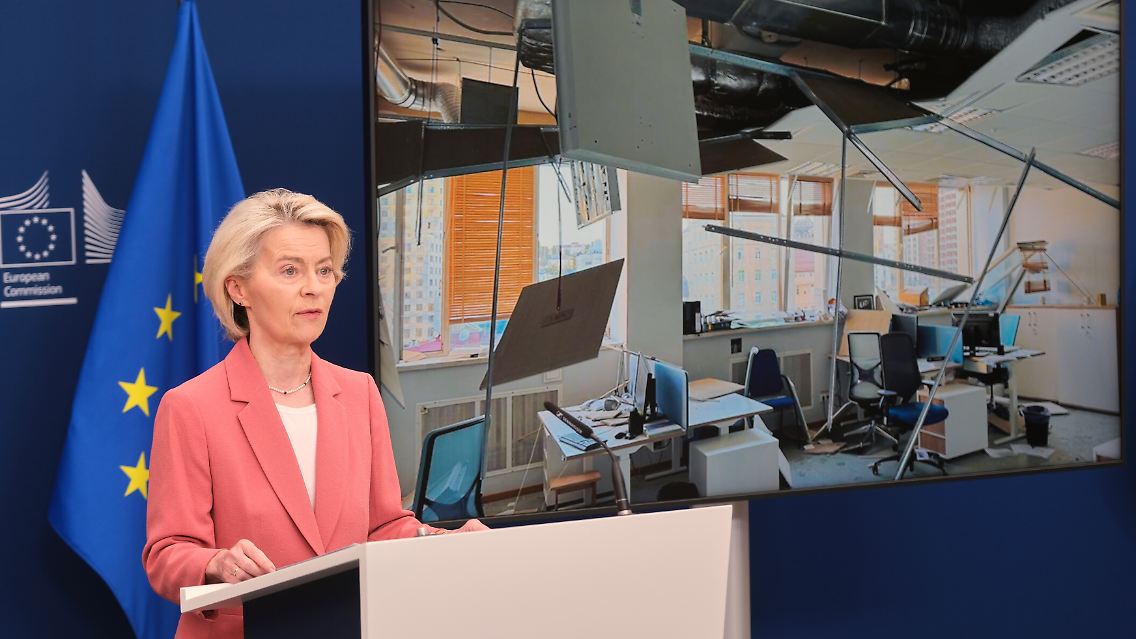 Von der Leyen erläuterte, innerhalb von 20 Sekunden seien zwei Raketen in einem Radius von 50 Metern um die Delegationsbüros eingeschlagen.